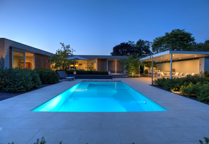 Luxe tuin met zwembad